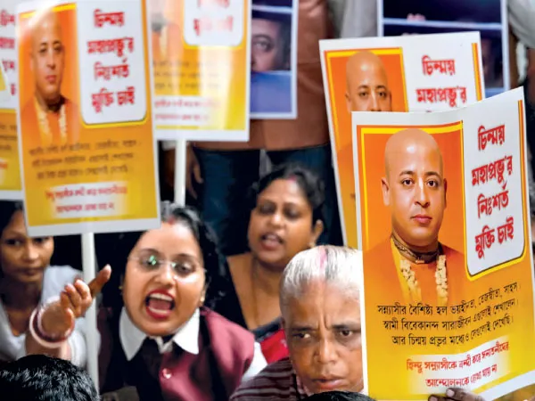 বাড়ছে উত্তেজনা, মৌলবাদী তকমা দিয়ে ইসকনকে নিষিদ্ধ করার ছক বাংলাদেশে