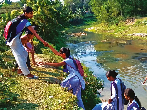 দুই পঞ্চায়েতের টানাপোড়েনে হয়নি সেতু,&nbsp;নদী পেরিয়ে স্কুলে যায় পড়ুয়ারা