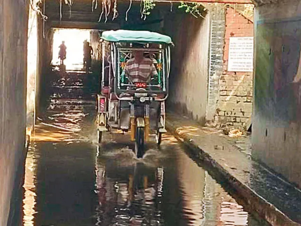 আতঙ্ক সঙ্গী করেই আন্ডারপাসে বরানগর, কামারহাটির বাসিন্দারা