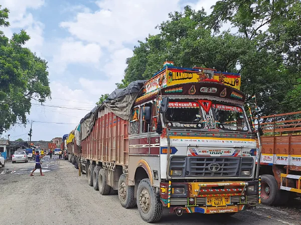 বাংলাদেশে যাবে শুধু ভিনরাজ্যের সব্জি,&nbsp;শর্তসাপেক্ষে ওপারে আলু, পেঁয়াজ রপ্তানি