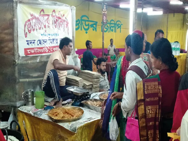 ভেটাগুড়ির বিখ্যাত জিলিপি কিনতে রাসমেলায় লম্বা লাইন