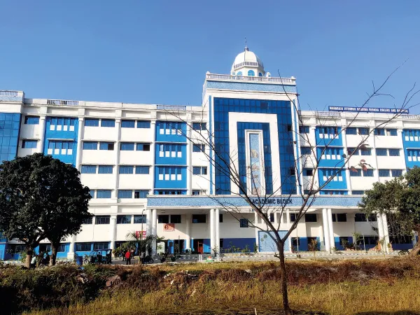 দীর্ঘদিন অনুপস্থিত, সিনিয়র ডাক্তারের বেতন বন্ধের নির্দেশ দিলেন প্রিন্সিপাল