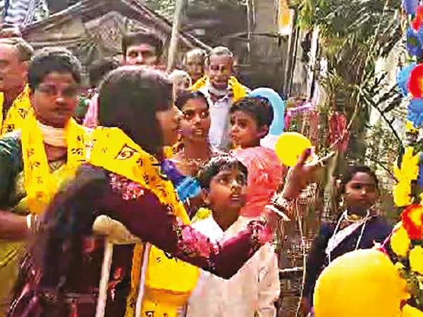 ঘাটালের স্কুলে মনীষীদের মূর্তির আবরণ উন্মোচন করলেন চা বিক্রেতা ও বিশেষভাবে সক্ষম যুবতী