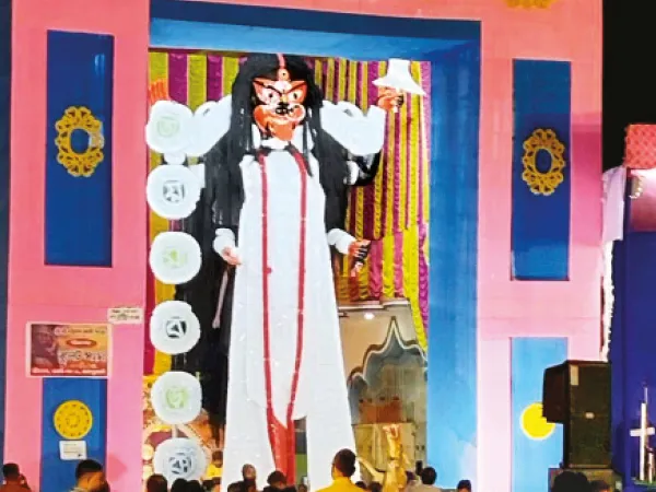 ২৪ ফুটের বিশাল দক্ষিণাকালী পুজোর প্রস্তুতি বুলেট সঙ্ঘের
