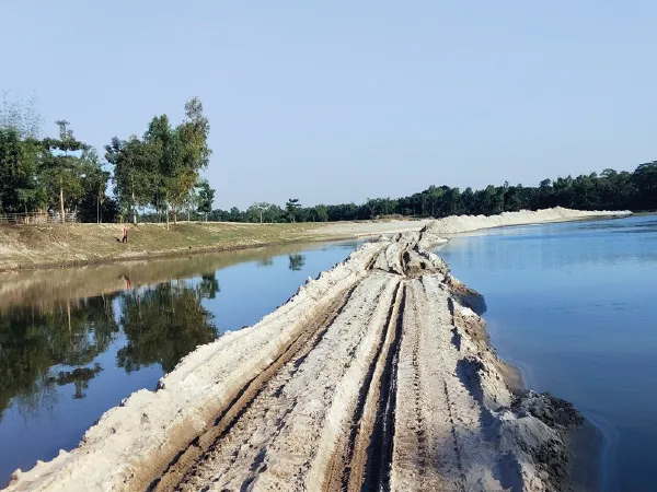 ধরলা থেকে দেদার বালি চুরি, গতিপথ বদলের শঙ্কা