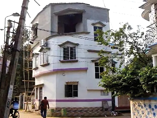 আবাস যোজনায় তিনতলা বাড়ি বানিয়ে হোম স্টে, বিতর্ক টাকিতে,&nbsp;অভিযুক্ত রেশন ডিলারকে নোটিস পাঠাল পুরসভা