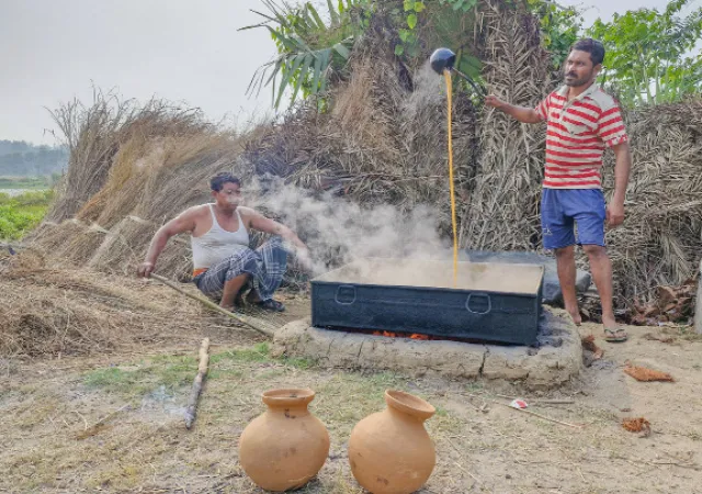 নদীয়া থেকে শান্তিনিকেতনে ভিড়&nbsp;জমিয়েছেন খেজুর গুড় ব্যবসায়ীরা