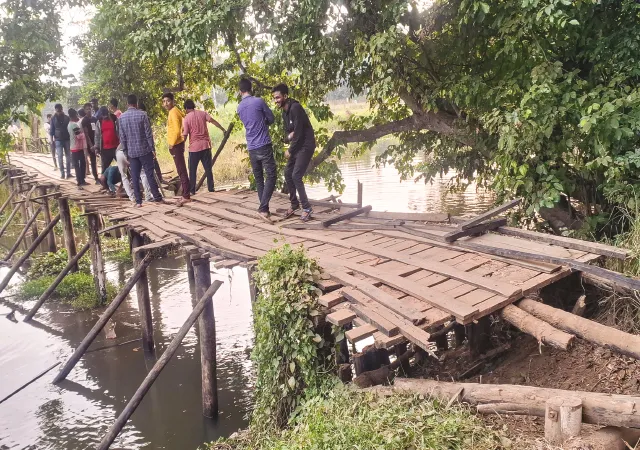 ঘাটালে জরাজীর্ণ কাঠের সেতু থেকে পড়ে মৃত্যু, বিক্ষোভ