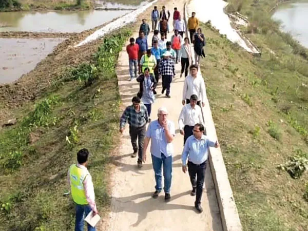 বন্যা পরবর্তী অবস্থা দেখতে আমতা ও উদয়নারায়ণপুরে বিশ্ব ব্যাঙ্কের প্রতিনিধিরা
