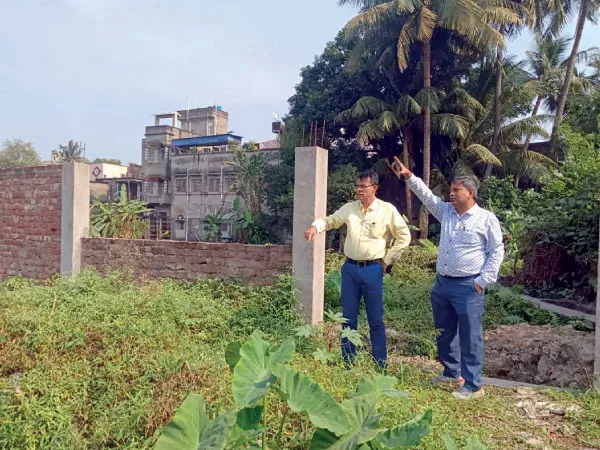 পুকুর ভরাট করে চলছে প্রোমোটিং, অভিযোগ পেয়ে অভিযান পুরসভার