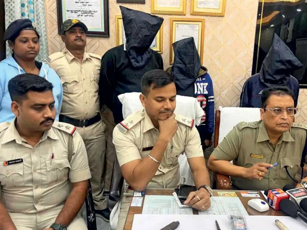 পাচারকারীর থেকেই সোনা ছিনতাইয়ের চেষ্টা