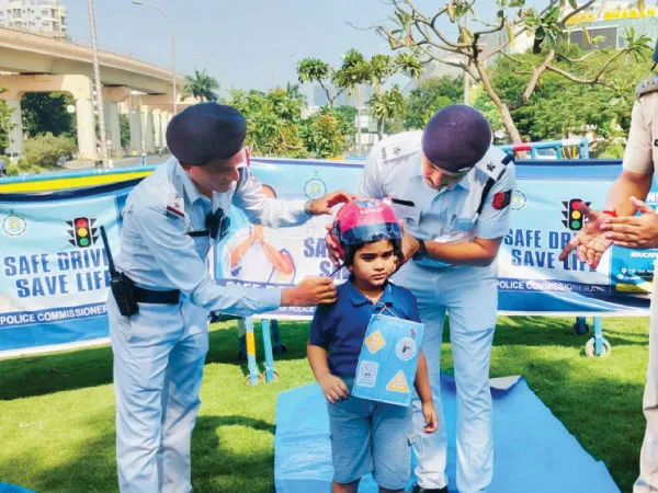 পড়ুয়াদের হেলমেট পরান রাস্তায় নেমে &lsquo;আকুতি&rsquo; পুলিসের