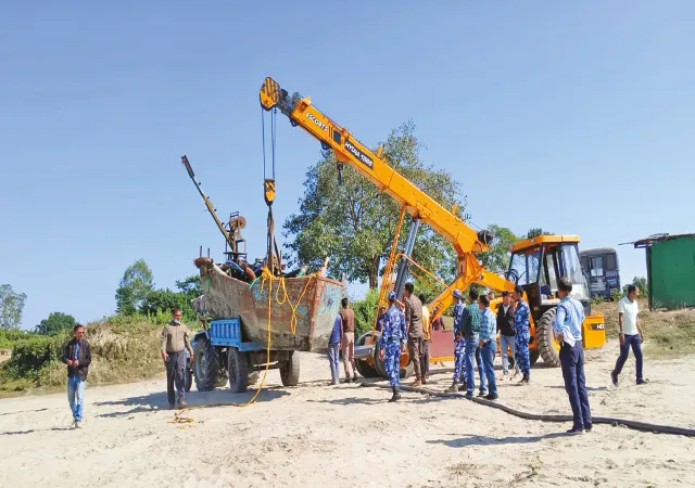 চোপড়ায় জয়েন্ট বিডিও সহ যৌথ অভিযান বাজেয়াপ্ত বালি তোলার মেশিনসহ সরঞ্জাম