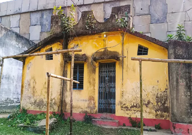 উপ বাজার চত্বরে অকেজো সাবমার্সিবল, বন্ধ শৌচালয়