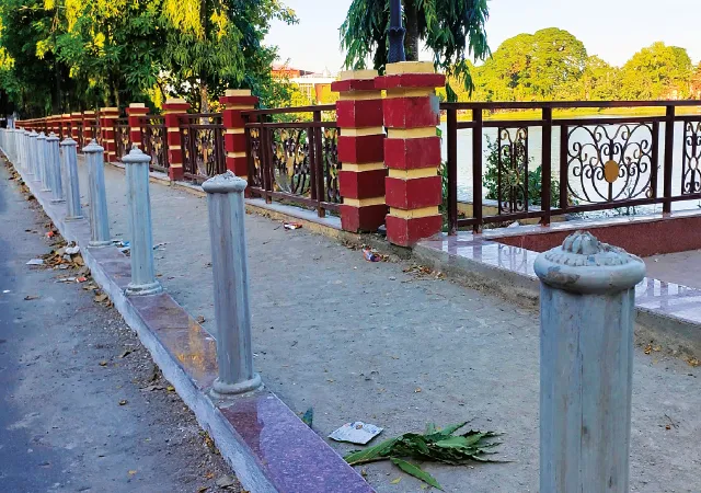 সাগরদিঘির চারপাশের বোলার্ডের মাথা ভাঙা হচ্ছে