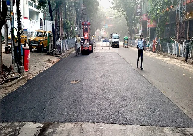 ঢেউ খেলানো রাস্তা মসৃণ হচ্ছে