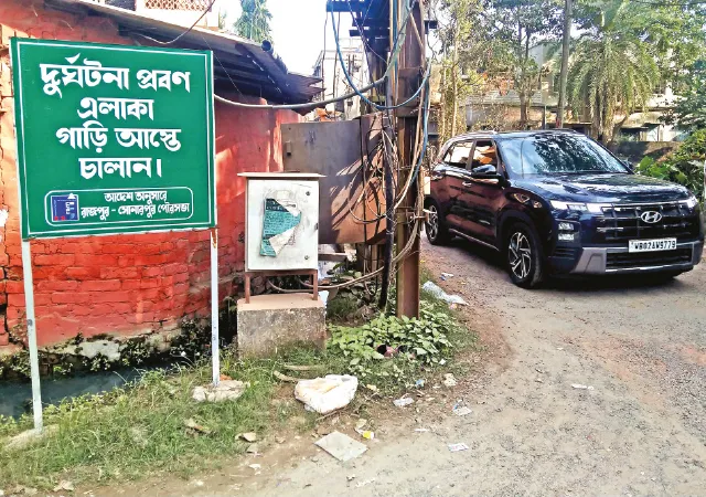গলির মুখে &lsquo;বিপজ্জনক মোড়&rsquo; চালকদের সতর্ক করতে বসছে বোর্ড
