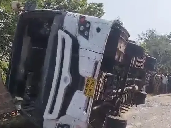 মহারাষ্ট্রে ভয়াবহ বাস দুর্ঘটনা, মৃত কমপক্ষে ১০ যাত্রী, জখম বহু