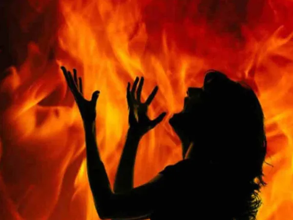 বেলঘরিয়ায় ভর সন্ধ্যাবেলায় প্রকাশ্যে স্ত্রী&rsquo;র গায়ে আগুন লাগাল স্বামী, হাড়হিম ঘটনায় ব্যাপক চাঞ্চল্য