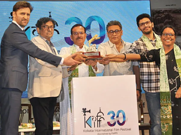 চলচ্চিত্র উৎসবের ঢাকে কাঠি, শহরে আসছেন বিদ্যা বালন, আর বাল্কি
