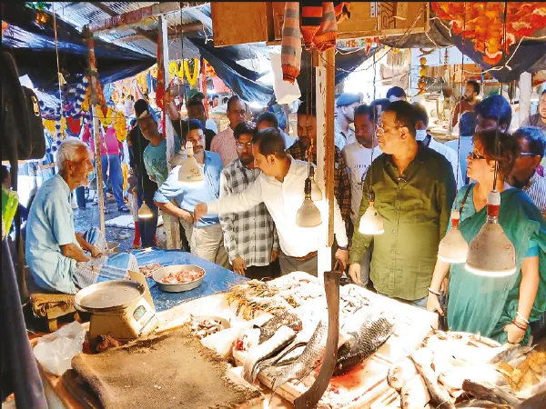 রাস্তা দখল করে চলছে দোকান দিনবাজারে অভিযান পুরসভার