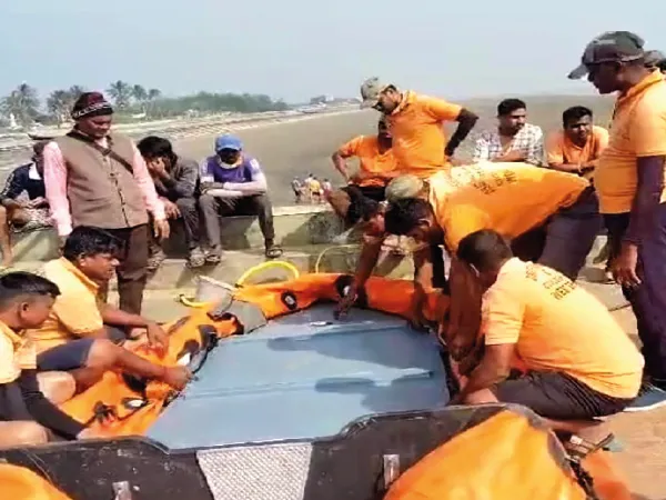 সমুদ্রে দুর্ঘটনাগ্রস্ত পর্যটকদের উদ্ধারে স্পিডবোট, হল মহড়া