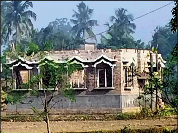 তৈরি হচ্ছে পাকা বাড়ি, কালনায় তদন্তে গিয়ে আবাসের প্রকল্প থেকে নাম বাদ দিল প্রশাসন
