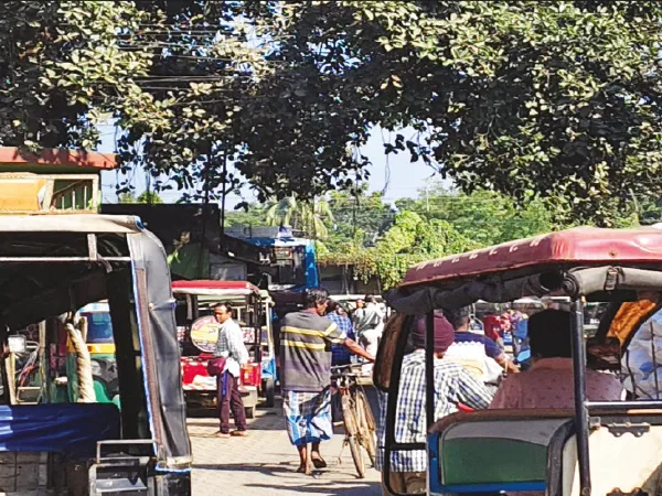 বটতলায় নিত্য যানজট, আটকে পড়ে অ্যাম্বুলেন্স