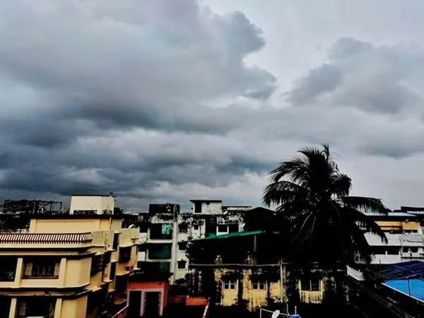 ঘূর্ণিঝড় &lsquo;ফেনজল&rsquo;-এর জেরে রাজ্যে বৃষ্টির সম্ভাবনা, বাড়ল তাপমাত্রা, কী জানাল আবহাওয়া দপ্তর?
