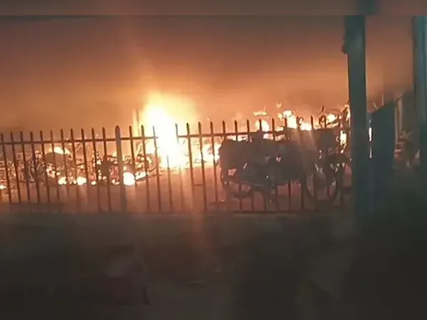 বারাণসী স্টেশনে বিধ্বংসী অগ্নিকাণ্ড, পুড়ে ছাই ২০০-র বেশি গাড়ি, দু&rsquo;ঘণ্টার চেষ্টায় নিয়ন্ত্রণে আগুন