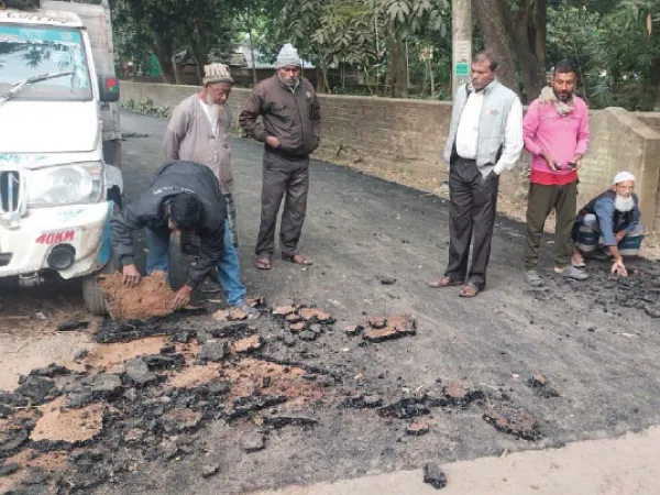 হাত দিলেই উঠে যাচ্ছে পিচ, রাস্তা সারাই নিয়ে ক্ষুব্ধ দেগঙ্গার বাসিন্দারা