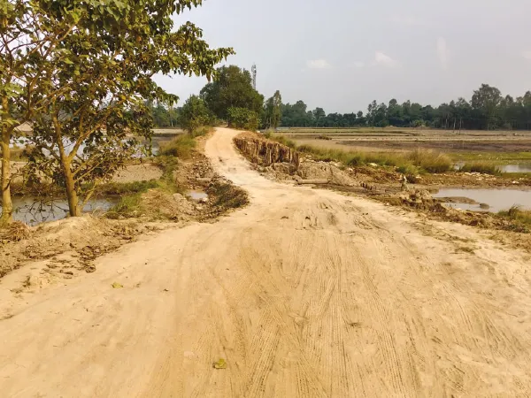 জলের তোড়ে ভেঙে যাওয়া রাস্তায় কালভার্টের দাবি ছোটপাথারিতে