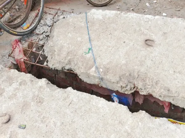 তপনে ড্রেনের স্ল্যাব মেরামতের দাবি