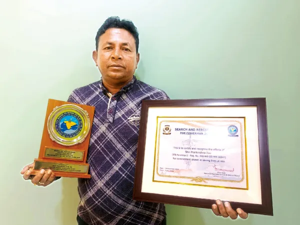 গভীর সমুদ্রে ১২ বাংলাদেশি মৎস্যজীবীকে বাঁচিয়ে সম্মানিত কাকদ্বীপের প্রাণকৃষ্ণ দাস