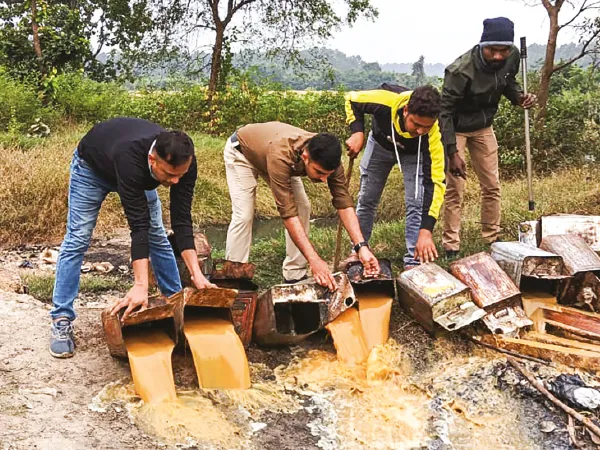 বনদপ্তরের জায়গায় তৈরি হওয়া চোলাই নষ্ট করল আবগারি দপ্তর