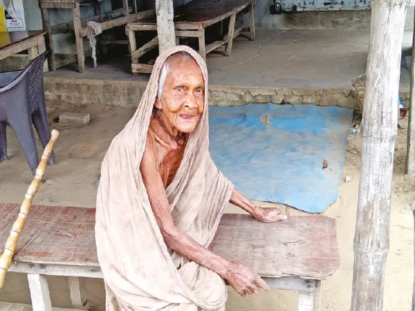 একা রেখে বিয়েবাড়িতে গিয়েছে বাড়ির লোকজন,&nbsp;সালারে শতায়ু বৃদ্ধাকে উদ্ধার করল পঞ্চায়েত ও তৃণমূল কংগ্রেস কর্মীরা