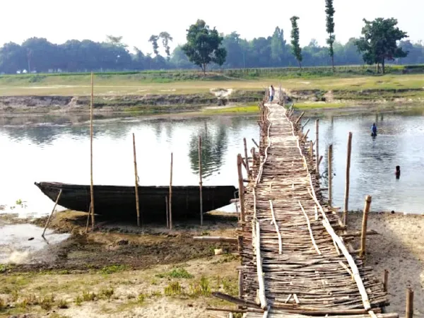 বর্ষায় ভরসা ডিঙি, শুখা মরশুমে মহানন্দা পেরোতে হয় সাঁকো দিয়ে