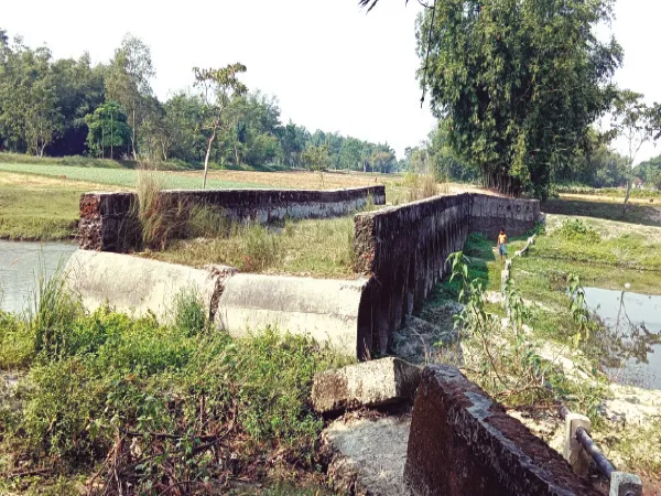 ১৭ বছরেও ভাঙা কালভার্ট মেরামত হয়নি, ক্ষোভ পার মেখলিগঞ্জে