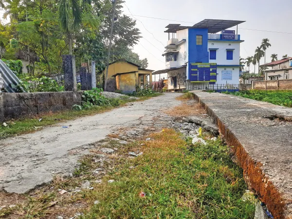 সুস্বাস্থ্যকেন্দ্রে যেতে হচ্ছে ভাঙা রাস্তা পেরিয়ে, ক্ষোভ
