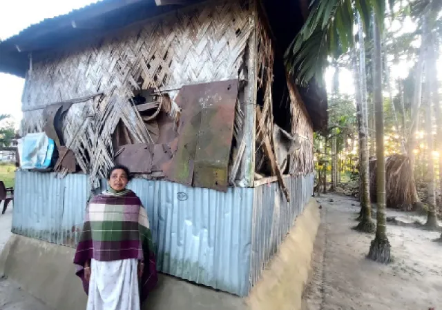 দুই বিধবার বাড়িতে ২০বার হাতির হানা, সরকারি ঘর না পাওয়ায় প্রশ্ন