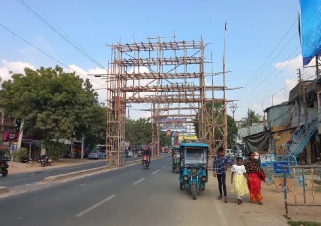 কালীপুজোর একমাস পরও জাতীয় সড়কে তোরণ, ক্ষোভ বুনিয়াদপুরে