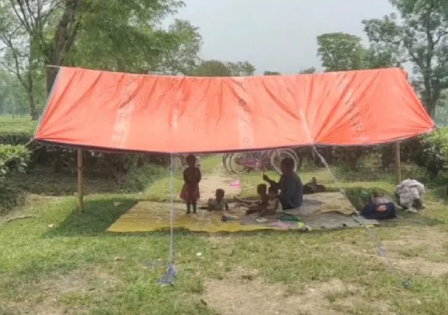 মাটিতে পলিথিন বিছিয়ে রাখা হচ্ছে শিশুদের, ক্রেস চাইছেন চা শ্রমিকরা