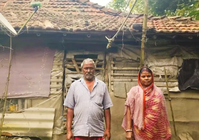 &lsquo;অনুদান নিয়েও বাড়ি তৈরি করতে পারব না&rsquo; বিডিওকে জানালেন কাকদ্বীপের দু&rsquo;টি পরিবারের সদস্যরা