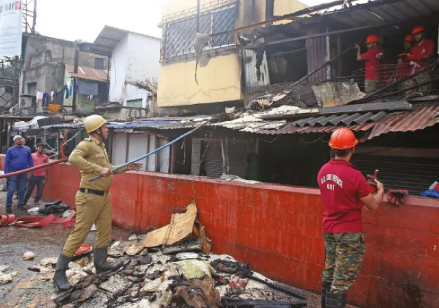 স্ট্র্যান্ড ব্যাঙ্ক রোডে দোকানে আগুন