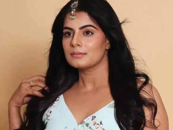 অভিনেত্রীর ঝুলন্ত দেহ উদ্ধার! অস্বাভাবিক মৃত্যুর তদন্তে পুলিস
