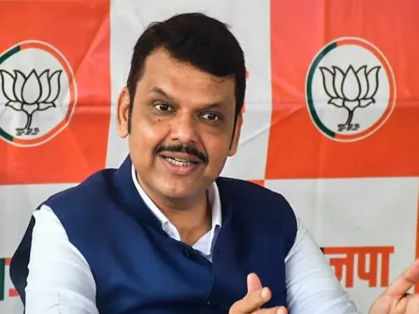 মহারাষ্ট্রে মুখ্যমন্ত্রীর কুর্সিতে ফড়নবিশই! বিজেপি নেতার দাবি ঘিরে বাড়ছে জল্পনা