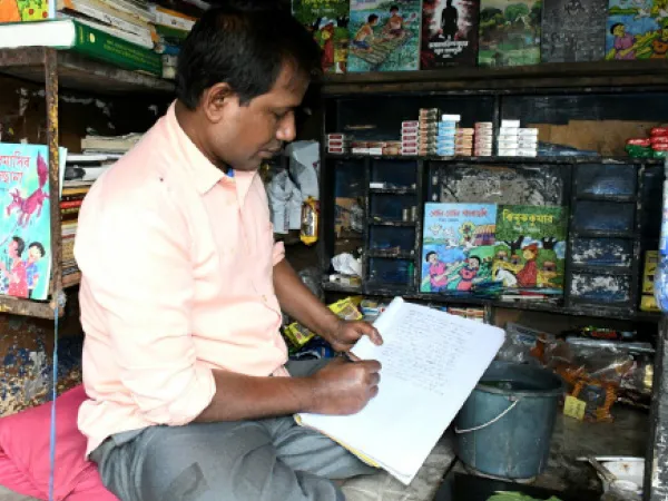 পান বিক্রির সঙ্গে অক্লান্ত সাহিত্যচর্চাও ১১ উপন্যাস, ২০০ ছোটগল্প লিখেছেন বেহালার পিন্টু