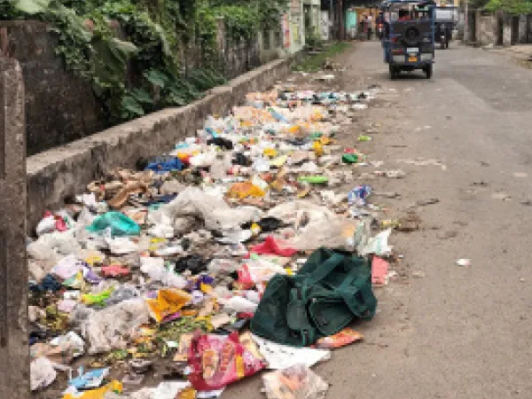 টানা দু&rsquo;দিন বন্ধ আবর্জনা সাফাইয়ের কাজ, চুঁচুড়া শহরজুড়ে কার্যত ভাগাড়