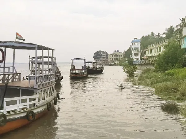 শীতের শুরুতে টাকিতে পর্যটকদের&nbsp; দেখা মিলছে না, চিন্তায় ব্যবসায়ীরা