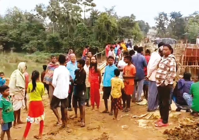 চন্দ্রকোণা ১ ব্লকের হলাঘাটে সেতু তৈরিতে নিম্নমানের সামগ্রী ব্যবহারের অভিযোগ, বিক্ষোভ